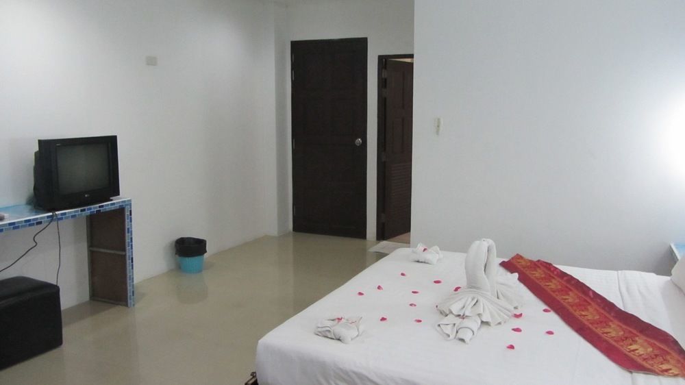 Happy Fish Guesthouse Patong Exterior photo